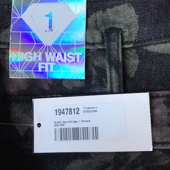 ❗️SOLD❗️Tinsletown Denim Couture shorts - Picture 5 of 8